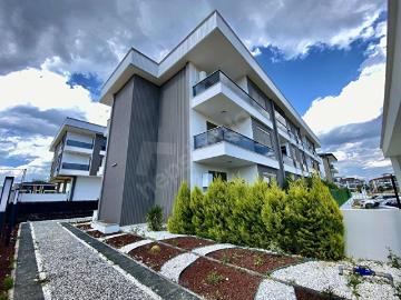 KAPALI OTOPARKLI HAVUZLU ÇOK ŞIK KİRALIK EŞYALI SIFIR DAİRE