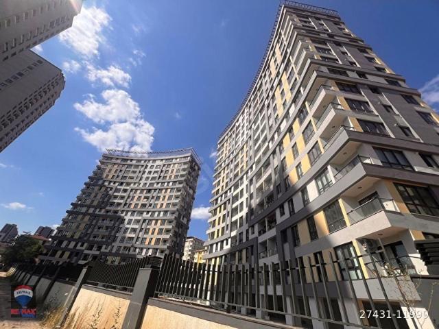 KARTAL FLORA DELUXE SİTESİNDE 3 CEPHELİ KÖŞE DAİRE 2+1