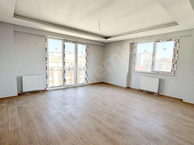 Kartal Karlıktepe'de Satılık 4+2 Üst Dubleks Daire