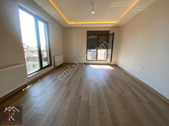 Kartal Soğanlık'ta Caddeye Paralelel 4+2 Dubleks Daire