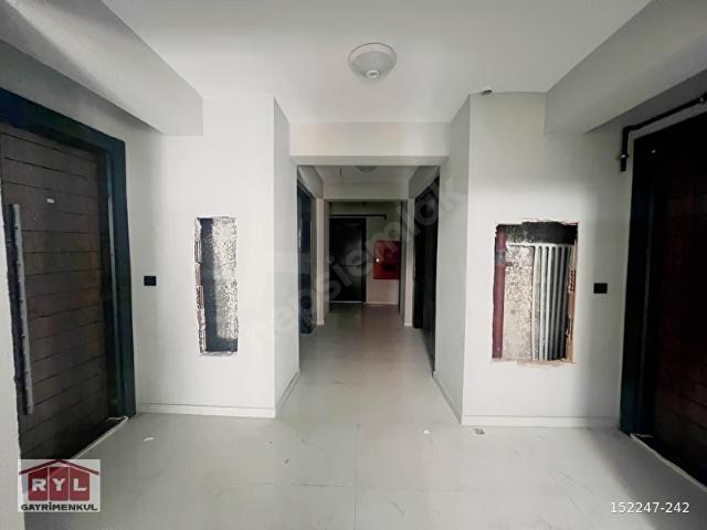 KARTAL YAKACIKTA SİTE İÇİNDE YÜKSEK KATTA FERAH 2+1 DAİRE