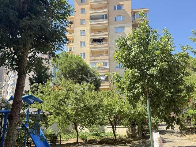 Kartal'da Site İçi Metro Ve E 5 Yakını,otoparklı,büyük 3+1 Daire