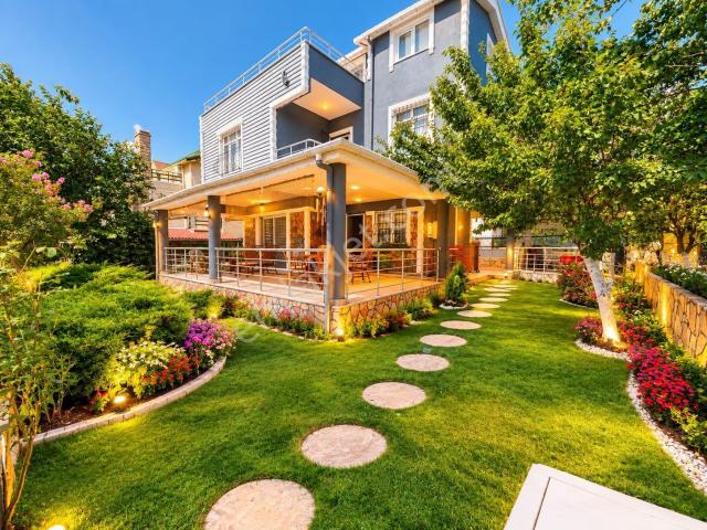 Kartallar'dan Plaja Sıfır Sitede 310m² Arsalı 5+1 Kocaman Müstakil Villa