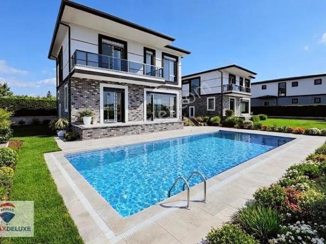 Kartepe Rahmiye'de Satılık Müstakil Havuzlu Villa