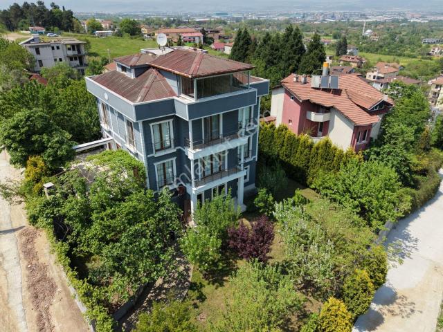 Kartepe Suadiye’de 687 M2 Arsa İçinde Satılık Müstakil Villa