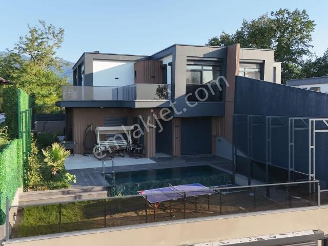 Kartepe Sarımeşe'de Müstakil Havuzlu 6+1 Ultra Lüks Eşyalı Villa