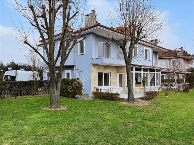 Kartepe'de Doğa İçinde Kapalı Sitede Geniş Bahçeli 5+1 Villa