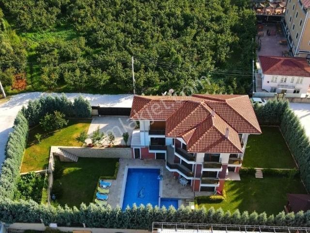 Kartepe'de Satılık 5+2 Köşe Başı Lüks Villa