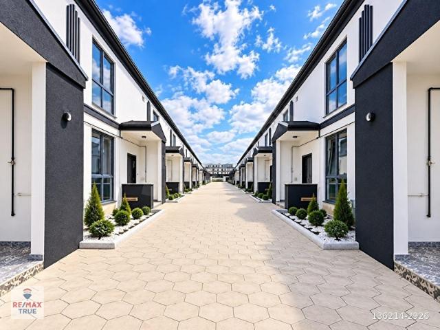 KARTEPE'DE SIFIR, ÖZEL BAHÇELİ 3+1 SATILIK VİLLA