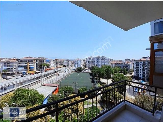Karşıyaka Yalı Mahallesi Satılık Geniş Balkonlu 3+1 Daire