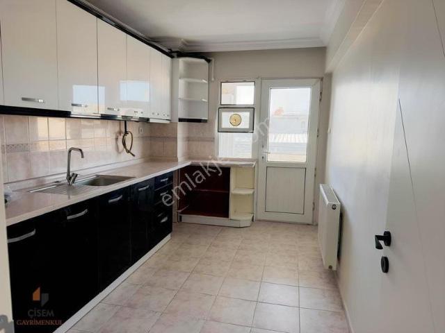 Karşıyaka Yalı Mahallesinde Kiralık 3+1 Köşe Daire