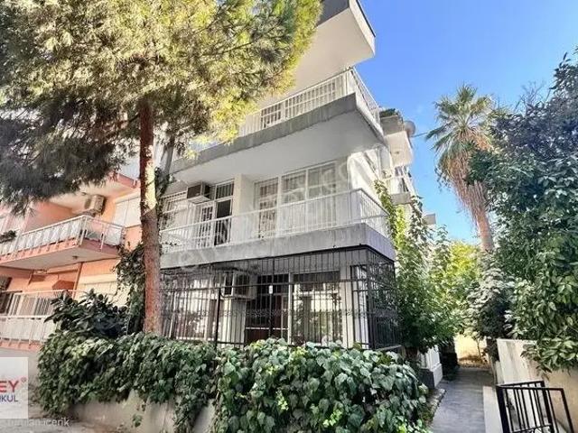 Karşıyaka Aksoy Çamlık Sokakta 3+1 Eşyalı Kiralık Daire