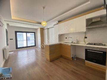 Karşıyaka Aksoy 'da Cadde Üzeri Doğalgazlı Kiralık 1+1 Daire