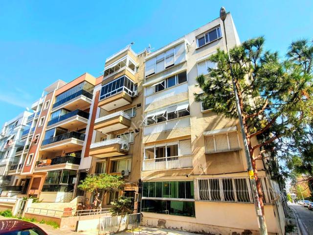 Karşıyaka Aksoy'da Merkezi Konumda 92 M2 Bakımlı Satılık Daire