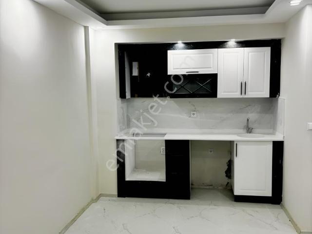 Karşıyaka Anayol Uzerınde 2+1 80 M2 Arakat Daire Acıl Satılıktır
