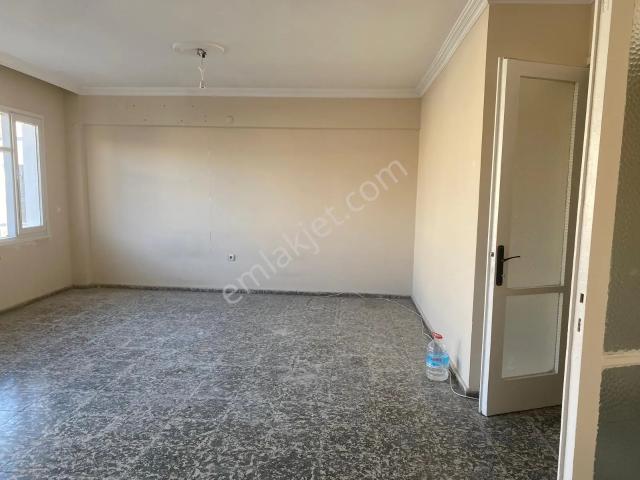 Karşıyaka Çarşı'ya Çok Yakın Çift Cepheli 3+1 Son Kat Kiralık Daire