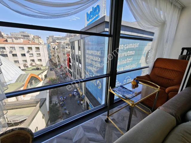Karşıyaka Çarşı'da, Mimari Tasarımlı Satılık 3+1 Daire