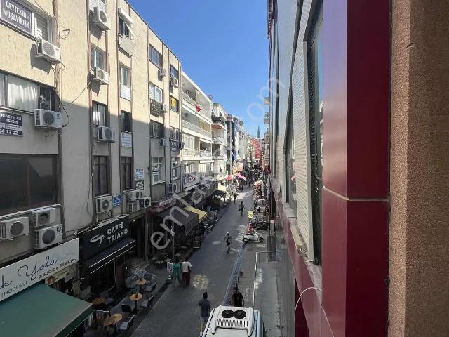 Karşıyaka Çarşı İçersinde Vapur Ve İzban A Yürüme Mesafesinde