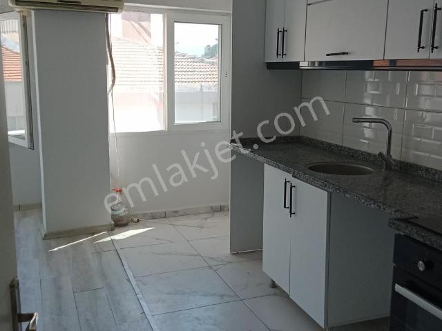 Karşıyaka Çarşı İzbana 1 Dk. Yürüyüş Mesafesinde 2+1 Kiralık