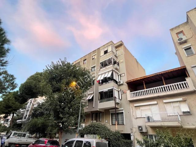 Karşıyaka Bahçelievler Mahallesi'nde Kiralık 3+1 Daire Asansörlü