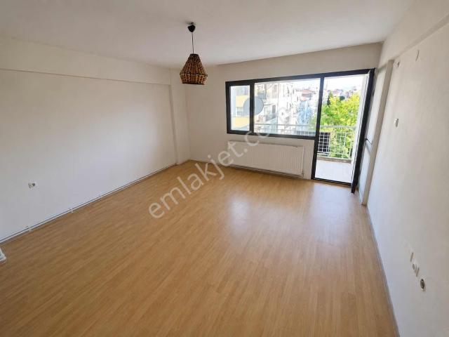 Karşıyaka Bahçelievler'de Tadilatlı 3+1 Daire