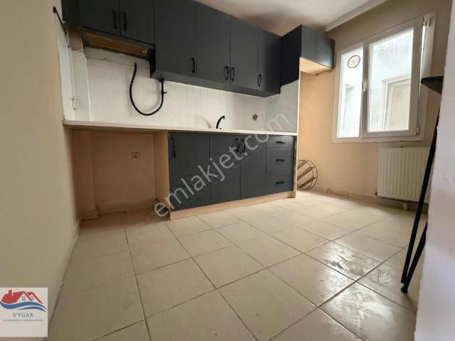 Karşıyaka Bahçelievler'de Çift Cepheli Kiralık 3+1 Daire