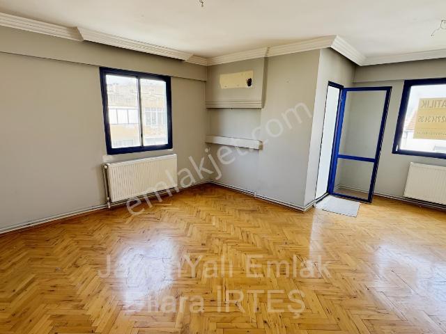 Karşıyaka Bahçelievlerde Otoparklı Üç Cepheli Kiralık Daire