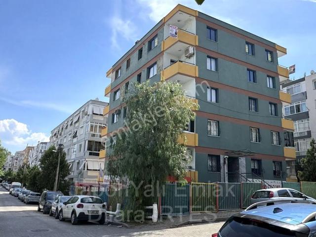 Karşıyaka Bahçelievler'de Otoparklı Üç Cepheli Satılık Daire