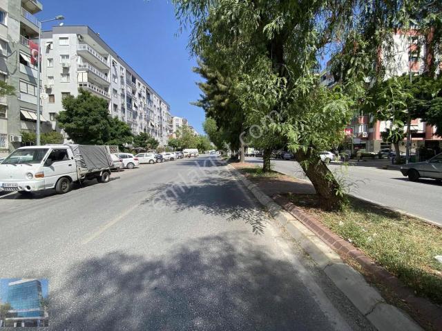 Karşıyaka Bahriye Üçok Bulvarı'nda Otoparklı 3+1 Kiralık Daire