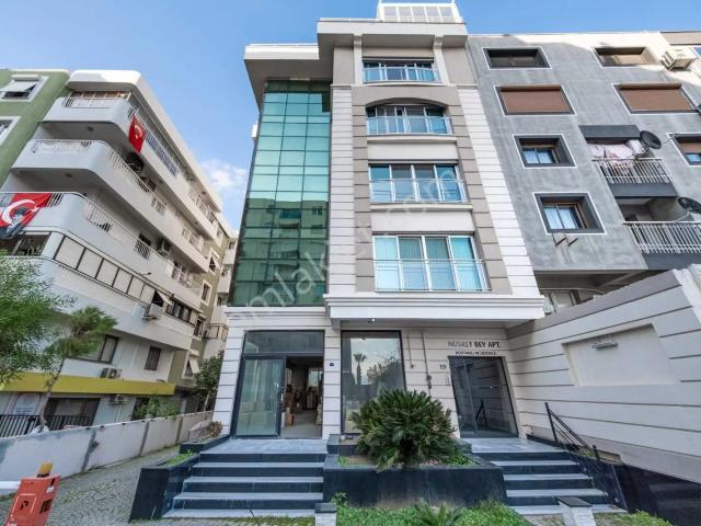 Karşıyaka Bostanlı'da Deniz Manzaralı Kiralık 4+1 Daire