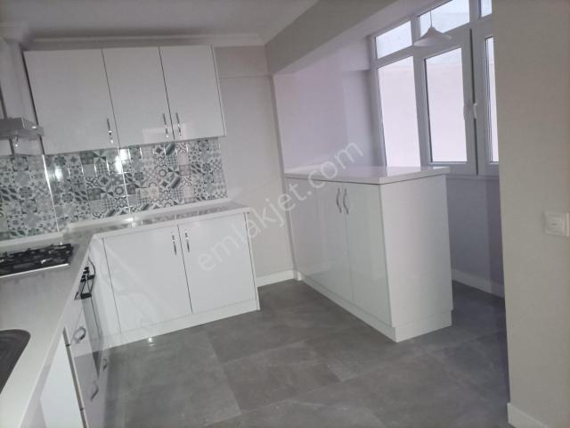 Karşıyaka Bostanlı'da İzban Durağı Yakını 3+1 Kiralık Daire