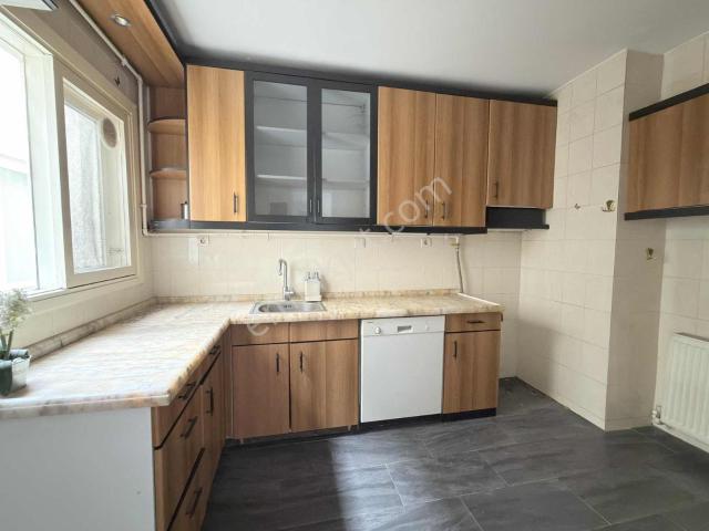 Karşıyaka Bostanlı Şehitler Bulvarında 3+1 Kiralık Daire