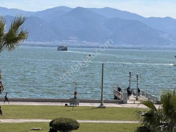 Karşıyaka Bostanlı Sahil'de Denize Sıfır Satılık 3+1 Yalı Diresi