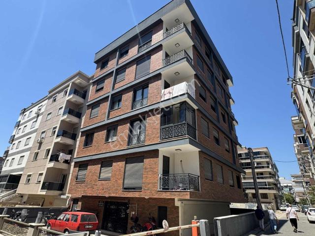 Karşıyaka Dedebaşı Mahallesinde Boş 2+1 Satılık Daire