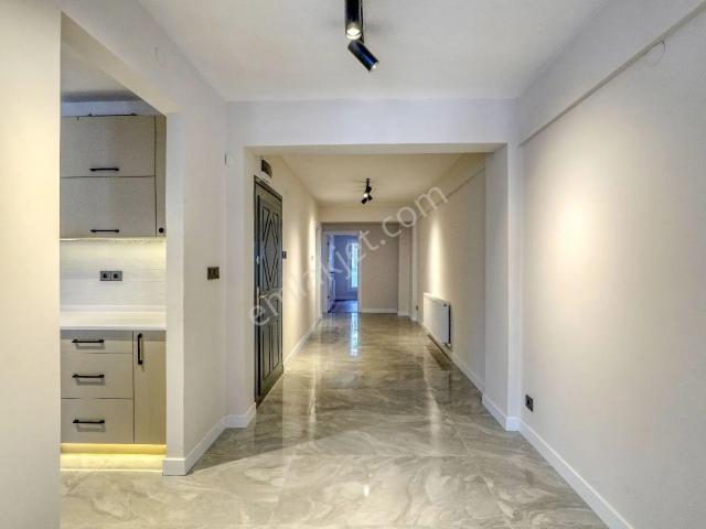 Karşıyaka Donanmacı Mahallesinde Satılık Geniş 2+1 Daire