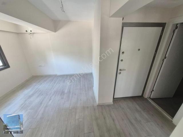 Karşıyaka Girne Caddesi Üzerinde Satılık Daire 1+1