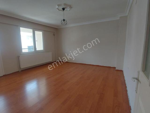 Karşıyaka Goncalar' Da Çift Cepheli, İzban’ A Yürüme Mesafesinde 2+1 Kiralık Daire