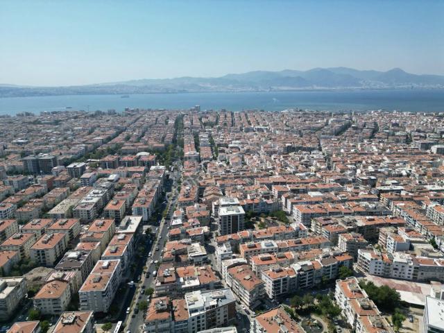 Karşıyaka Goncalar’da Merkezi Konumda Satılık 2+1 Ara Kat Daire