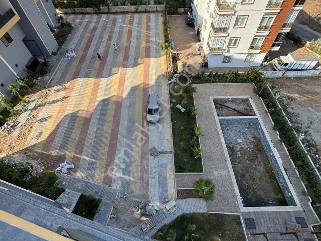 Karşıyaka Mahallesinde Havuzlu Site İçinde Katda 2+1