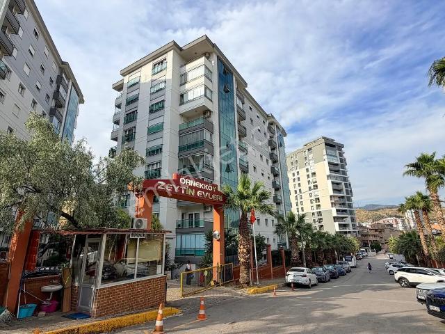 Karşıyaka Örnekköy Zeytin Evleri Sitesi'nde Satılık 3+1 Daire