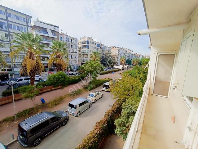 Karşıyaka Sevgi Yolu Cepheli Asansörlü Kombili 3+1 Kiralık Daire