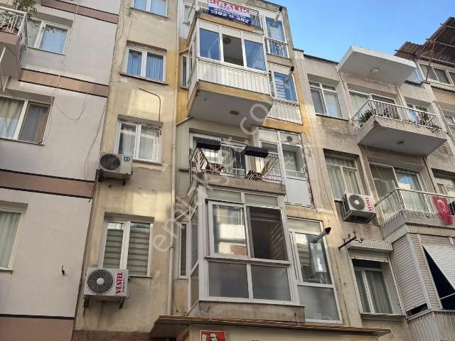Karşıyaka'da Merkezi Konumda 2+1 Eşyalı Kiralık Daire