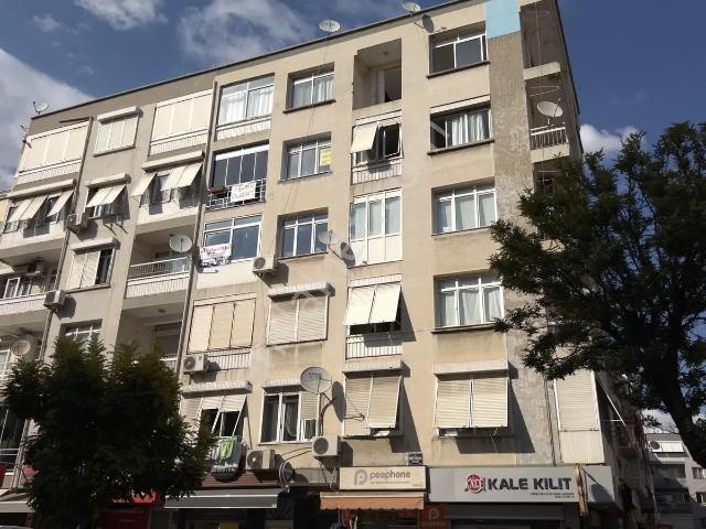 Karşıyaka'da Merkezi Konumda Kiralık 2+1 Daire