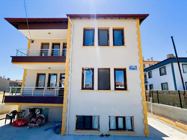 Karşıyaka'da Bakımlı 3+1 140 M2 Kiralık Daire