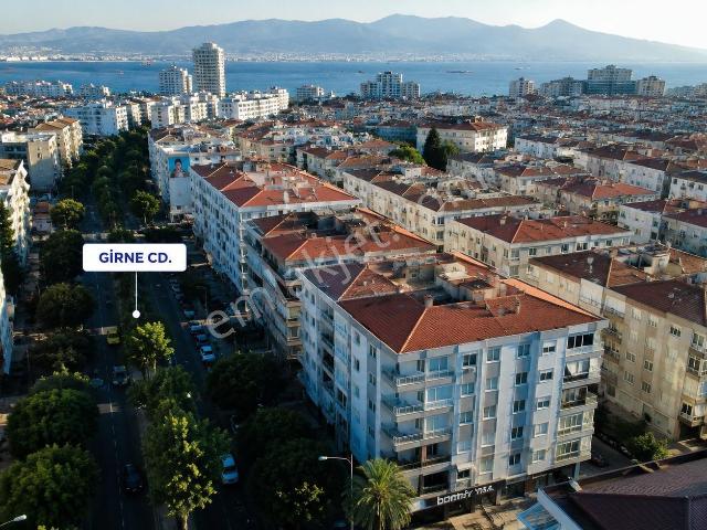 Karşıyaka'da Girne Bulvarı Üzerinde Asansörlü Otoparklı 3+1 Ara Kat Satılık Daire