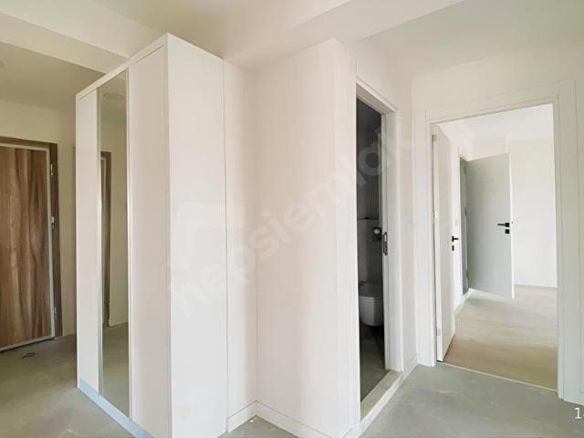 Karşıyaka'da Kiralık 3+1 Sıfır Otoparklı Ebeveyn Banyolu Daire