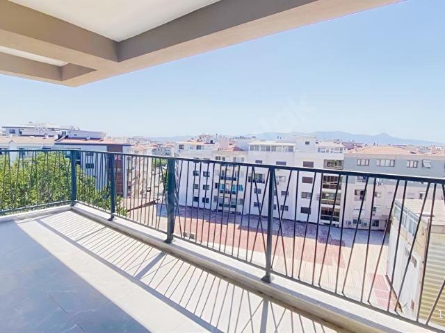 Karşıyaka'da Kiralık 3+1 Sıfır Otoparklı Ebeveyn Banyolu Daire