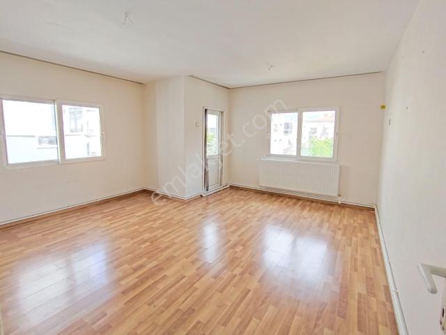 Karşıyaka'da Sevgi Yolu Yakını Bakımlı Ferah 3+1 Kiralık Daire