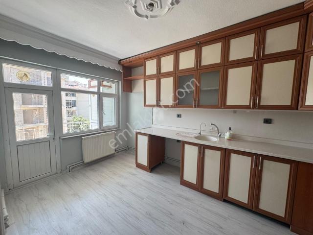 Karşıyaka'da 3+1 Balkonlu Full Bakımlı Kiralık