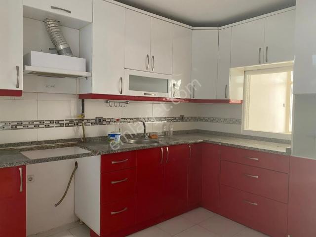 Karşıyaka'da 3+1 Çift Cepheli,müstakil Bahçeli,doğalgazlı Yüksek Giriş Kiralık Daire